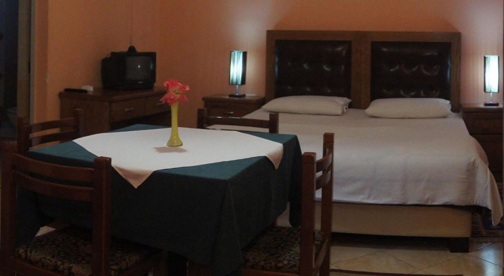 Bristol Hotel Тирана Стая снимка