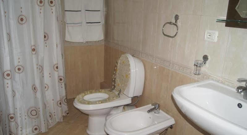 Bristol Hotel Тирана Екстериор снимка